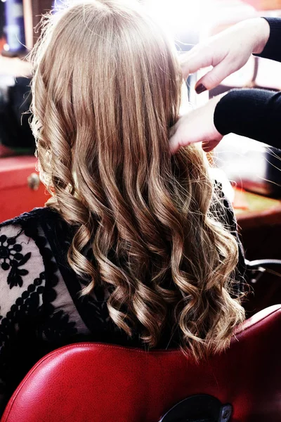 Blonde woman with long hair in hair studio — Stock Photo, Image
