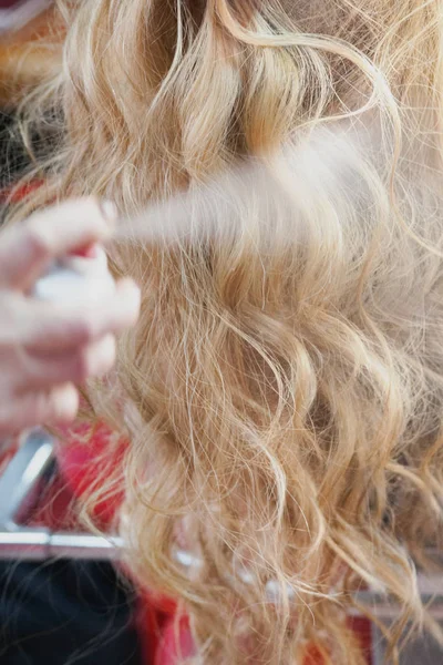 Блондинка с длинными волосами в студии волос — стоковое фото