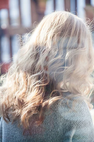 Красивые светлые волнистые волосы — стоковое фото