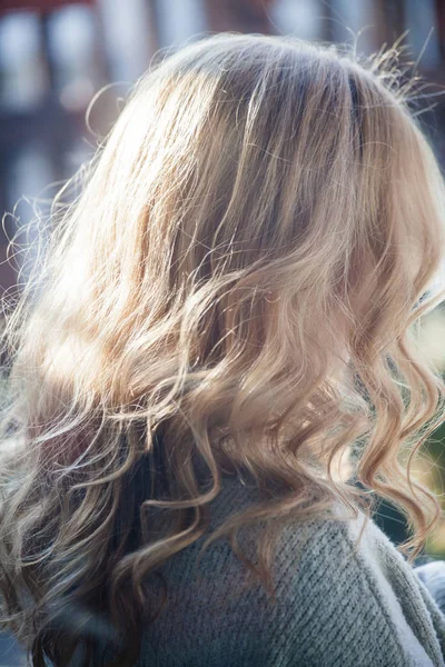 Belle blonde cheveux ondulés — Photo