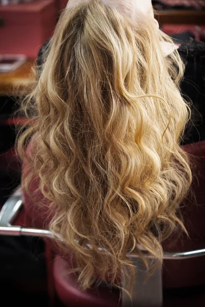 Blondynka z długimi włosami w studio włosów — Zdjęcie stockowe