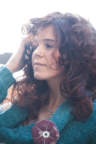 Retrato de jovem mulher com cabelo encaracolado natural — Fotografia de Stock