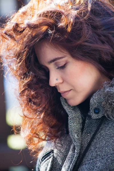 Porträt einer jungen Frau mit natürlichen lockigen Haaren — Stockfoto