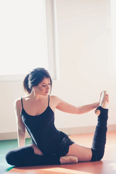 Young ballet dancer woman doing stretching — Stock Photo, Image