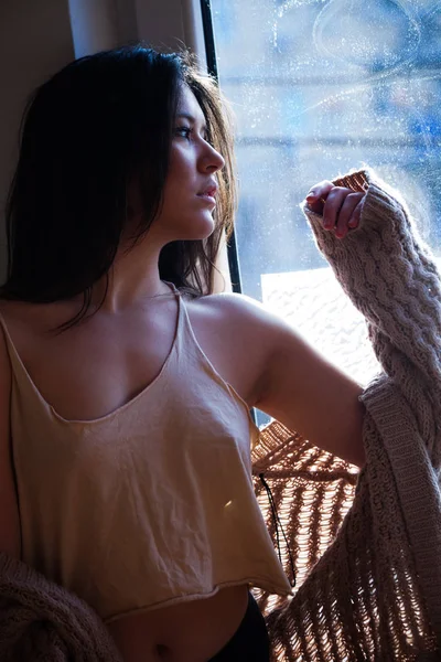 Tânără femeie pensivă lângă portretul ferestrei — Fotografie, imagine de stoc