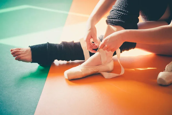 Танцовщица надевает балетные туфли — стоковое фото