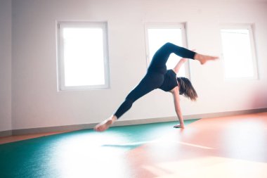 kadın dansçı pratik yerde bale sınıf atlama