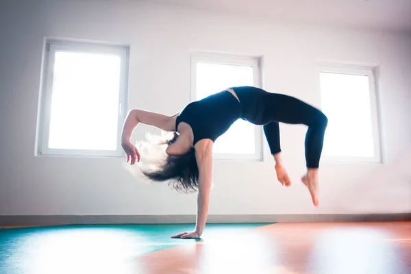 Donna ballerina pratica pavimento salto sulla classe di balletto — Foto Stock