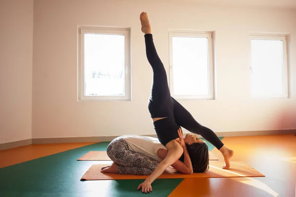 Dwie młode kobiety Robienie yoga kryty — Zdjęcie stockowe