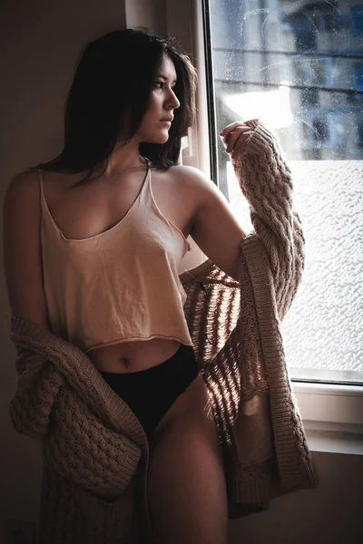 Şehvetli genç kadın pencere portre tarafından — Stok fotoğraf