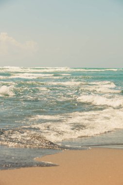 pastel renklerde kumlu plaj