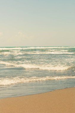 pastel renklerde kumlu plaj