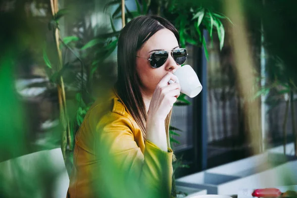 Menina urbana sentar no café beber café ao ar livre — Fotografia de Stock