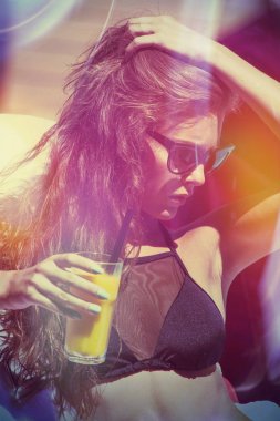 çekici kız bikini keyfini yaz saati