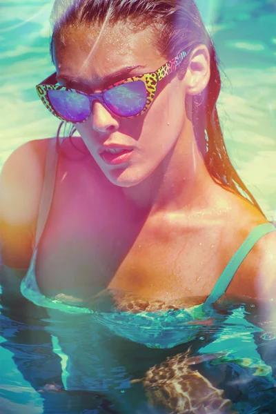 çekici kız bikini ve havuzu güneş gözlüğü 