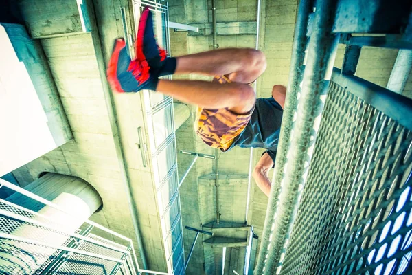 Młody człowiek praktyki parkour skok w mieście — Zdjęcie stockowe