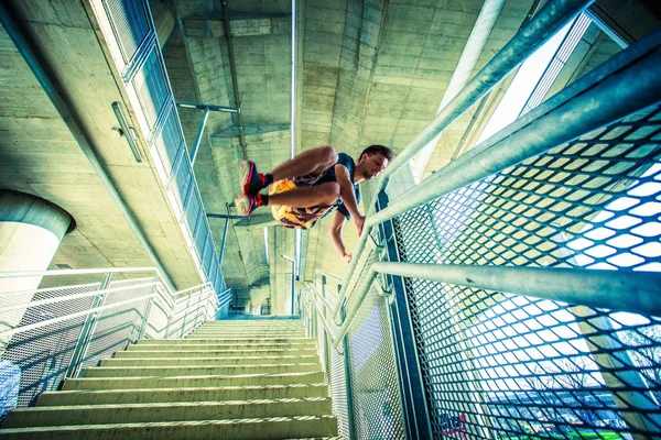 A fiatalember gyakorlatban parkour Ugrás a városban — Stock Fotó