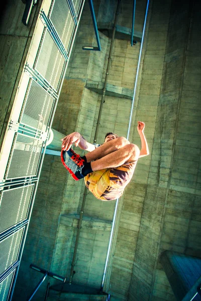 A fiatalember gyakorlatban parkour Ugrás a városban — Stock Fotó