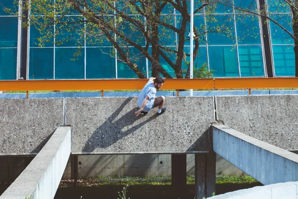 Νεαρός άνδρας κάνει parkour στην πόλη — Φωτογραφία Αρχείου