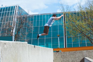 Parkour şehir yapan genç erkek