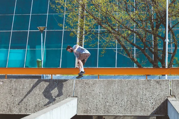 Jeune homme faisant parkour dans la ville — Photo