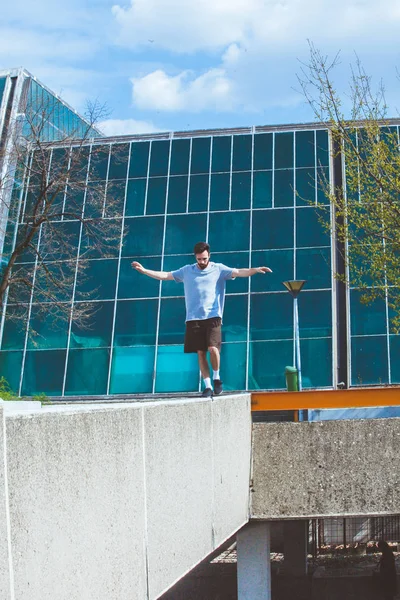 Mladý muž dělá parkour ve městě — Stock fotografie