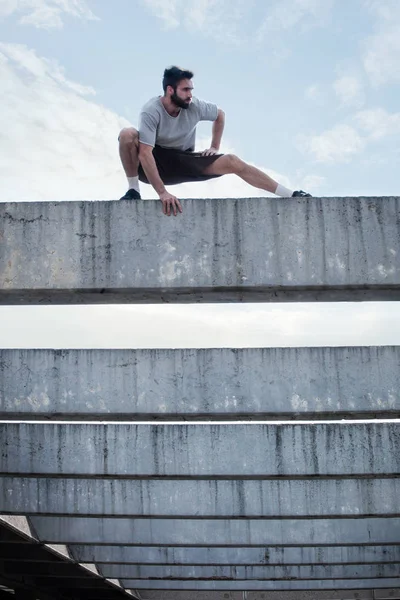 Junger Mann macht Parkour in der Stadt — Stockfoto