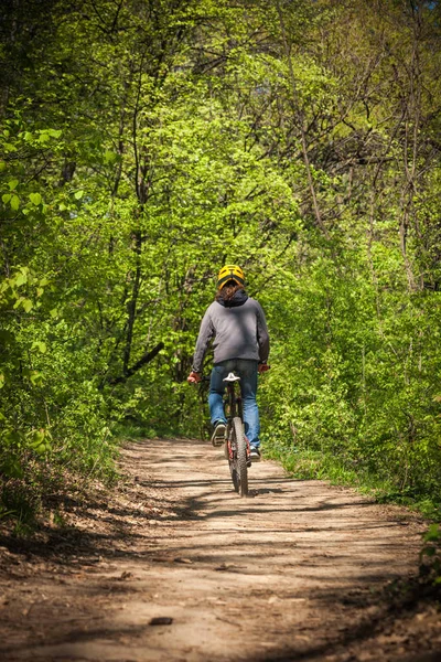 Людина їде на гірському велосипеді через ліс — стокове фото