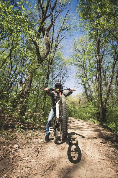 Hombre con su bicicleta de montaña en el bosque — Foto de Stock