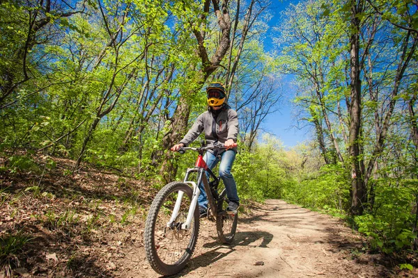 Hombre montar bicicleta de montaña a través del bosque — Foto de Stock