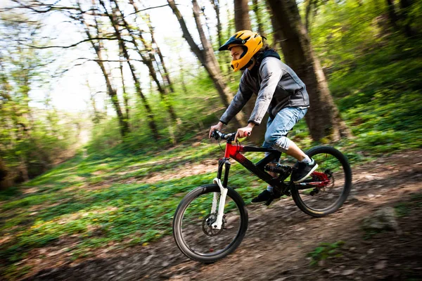 Hombre montar bicicleta de montaña a través del bosque — Foto de Stock