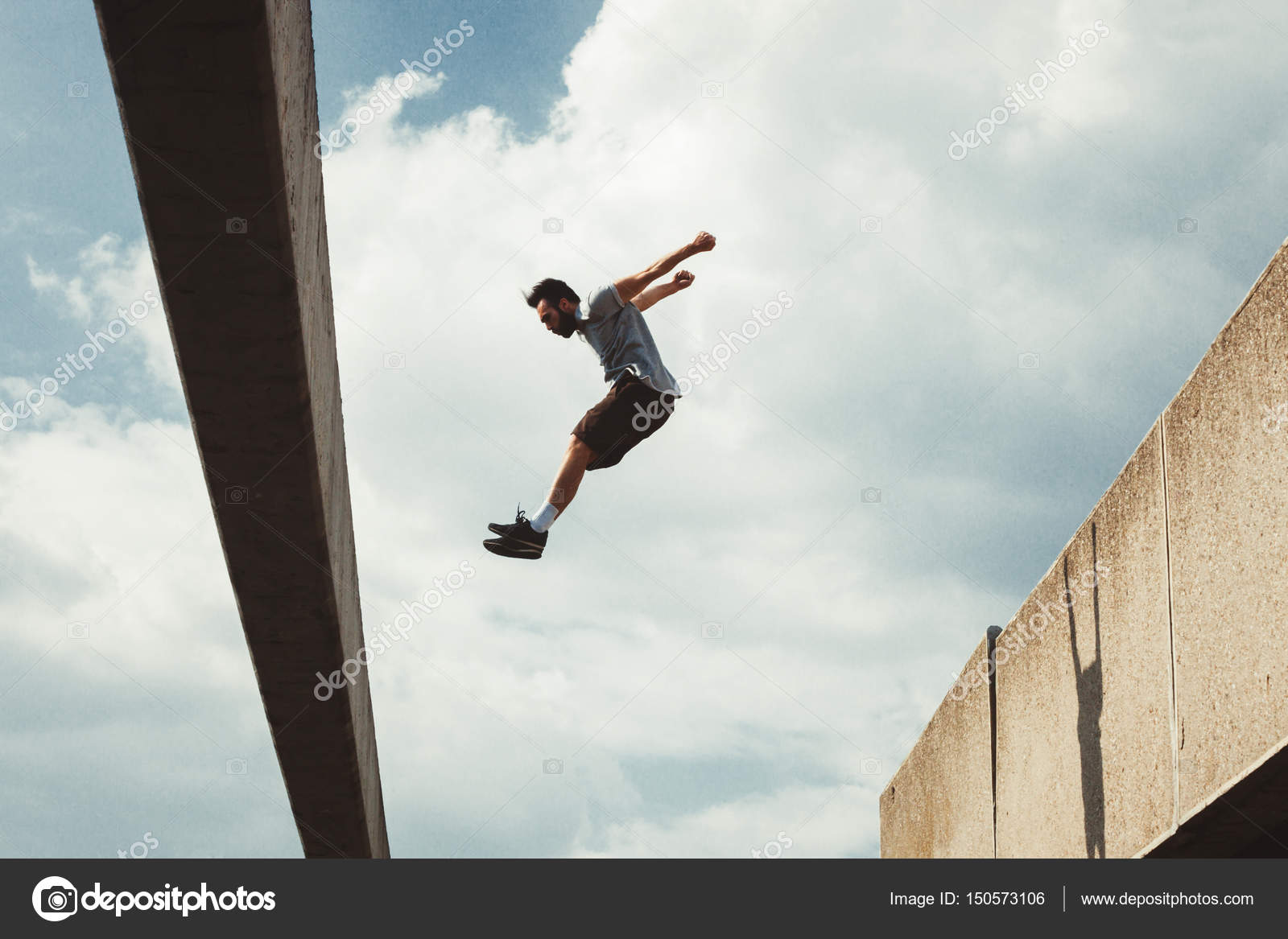 Паркур на крыше. Человек прыгает. Прыжок со стены. Паркур картинки. Жорж эмбер паркур.