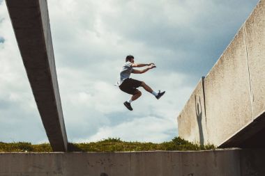 Parkour atlama şehir yapan genç erkek