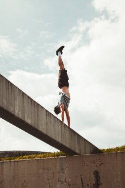 amut şehir yapan genç erkek