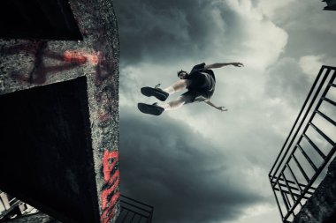 Parkour atlama şehir yapan genç erkek