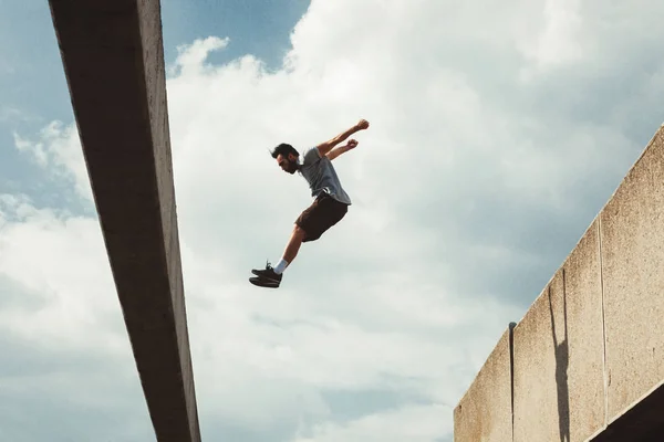 Mladý muž dělá parkour ve městě — Stock fotografie