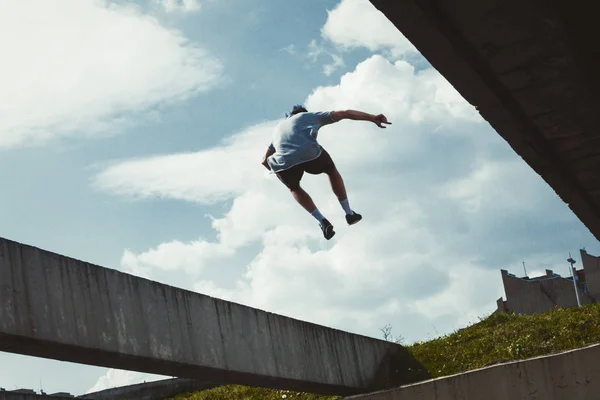 Ung man gör parkour i staden — Stockfoto