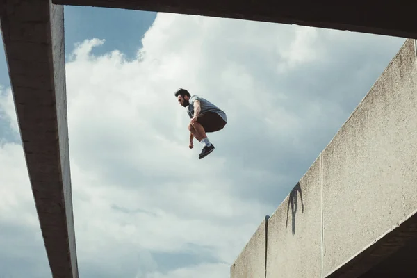 젊은 남자 도시에서 parkour 점프를 하 고 — 스톡 사진