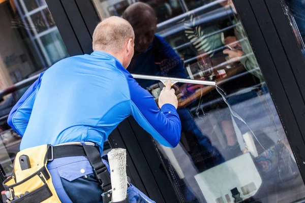 Dışarıdaki binada çalışan pencere temizleyicisi. — Stok fotoğraf