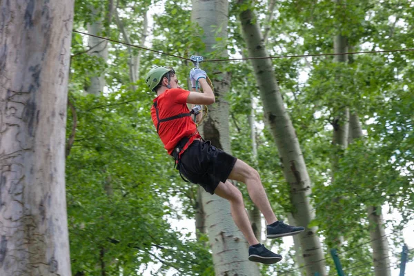 Homem em zipline no parque de aventura — Fotografia de Stock