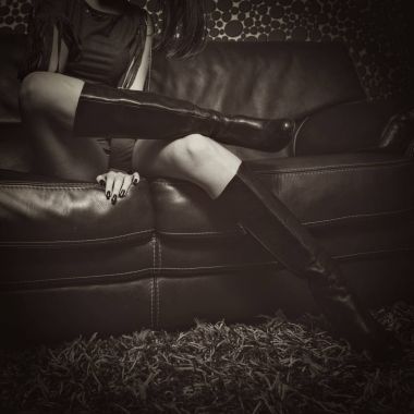 deri koltukta kız moda yüksek topuk çizmeler