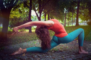 genç kadın pratik yoga Park 