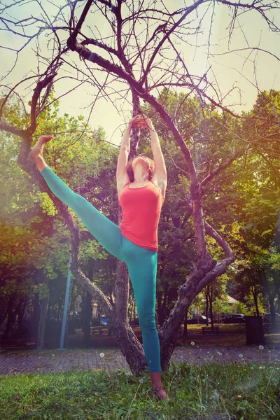Kadın pratik yoga doğada — Stok fotoğraf
