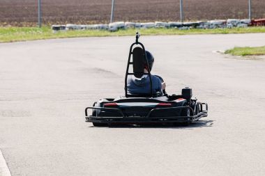 adam sürücü Karten parça arkadan görünüm