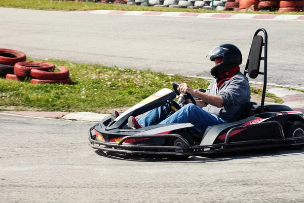 Hombre conducir ir kart en pista vista posterior — Foto de Stock