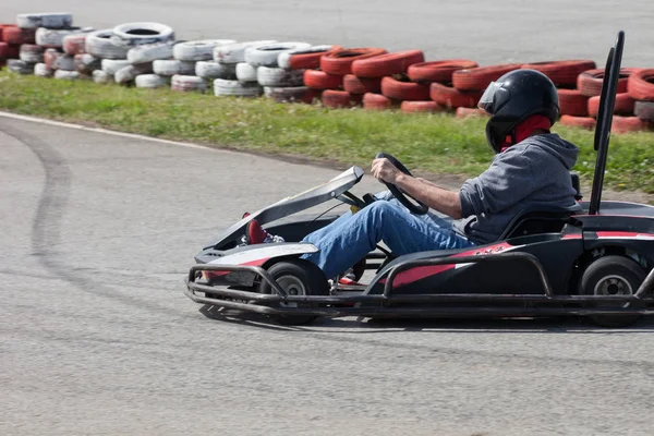 Man drive go kart in pista vista posteriore — Foto Stock