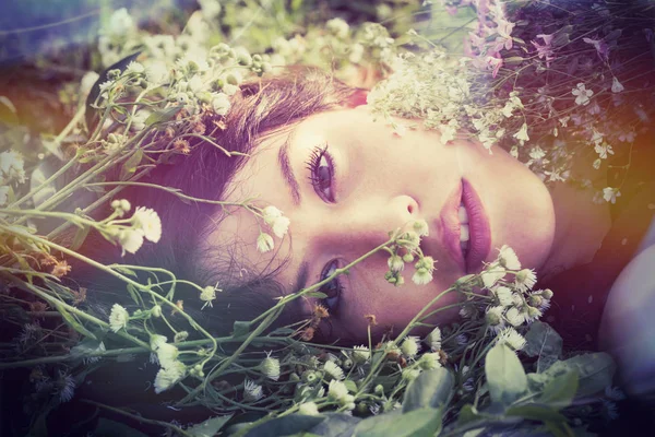 Retrato menina com flores no campo — Fotografia de Stock