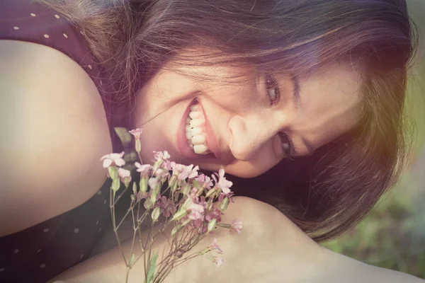 Lächeln Mädchen Porträt im Freien Nahaufnahme — Stockfoto