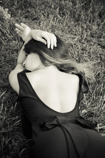 Snění v trávě žena portrét v ČB — Stock fotografie