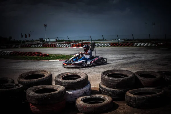 Man drive go kart on track — Stock Photo, Image